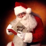 Święty Mikołaj sprawdzający listę z prezentami.