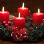 Zdobione świece świąteczne podczas wigilii.
