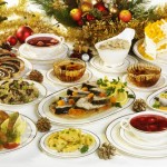 Tradycyjne świąteczne potrawy na stole wigilijmnym.