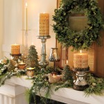 Wieniec i ozdobne dekoracje świąteczne na stole.